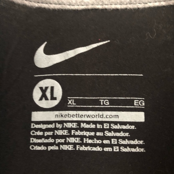 Nike T-shirt - Black - girls XL with retro graphic - Picture 4 of 4